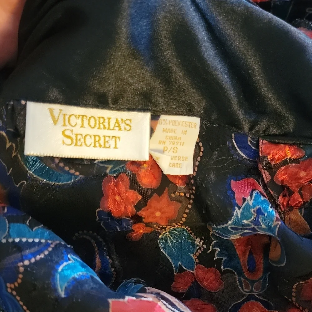 Victoria's Secret‎ Black and Red Paisley Robe